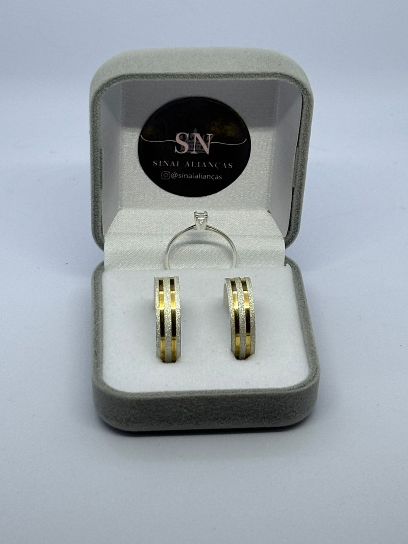 Alianças de Prata 6mm Reta Fosca com um Friso de 1mm em cada lateral(Friso com banho de Ouro)